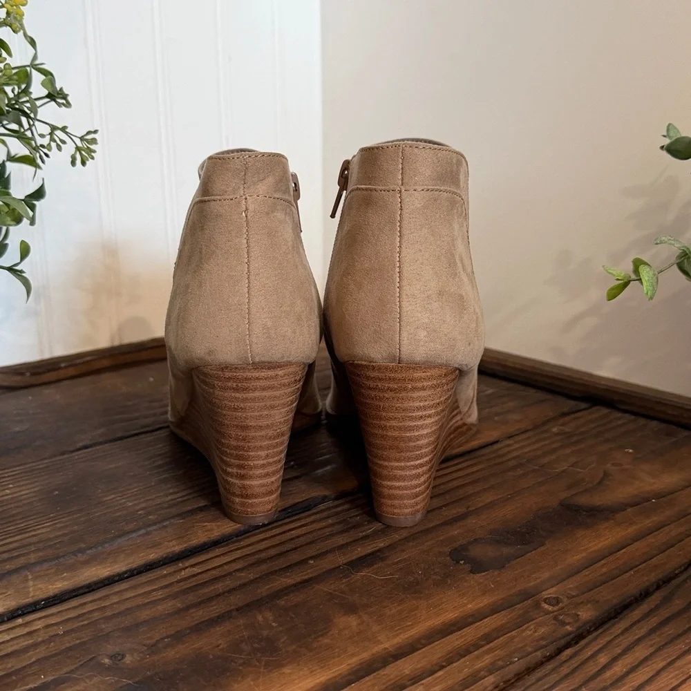 NWT Madden Girl Greteel Tan Wedge Booties